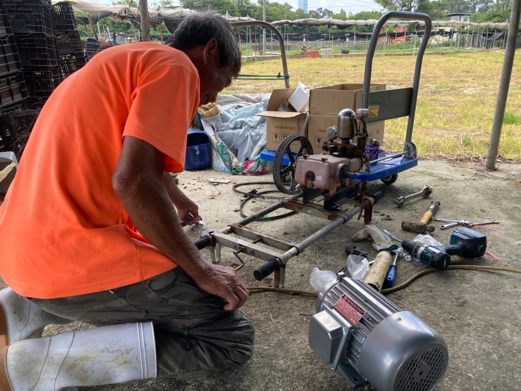 三相摩打vs汽油機 信哥示範液肥噴灑